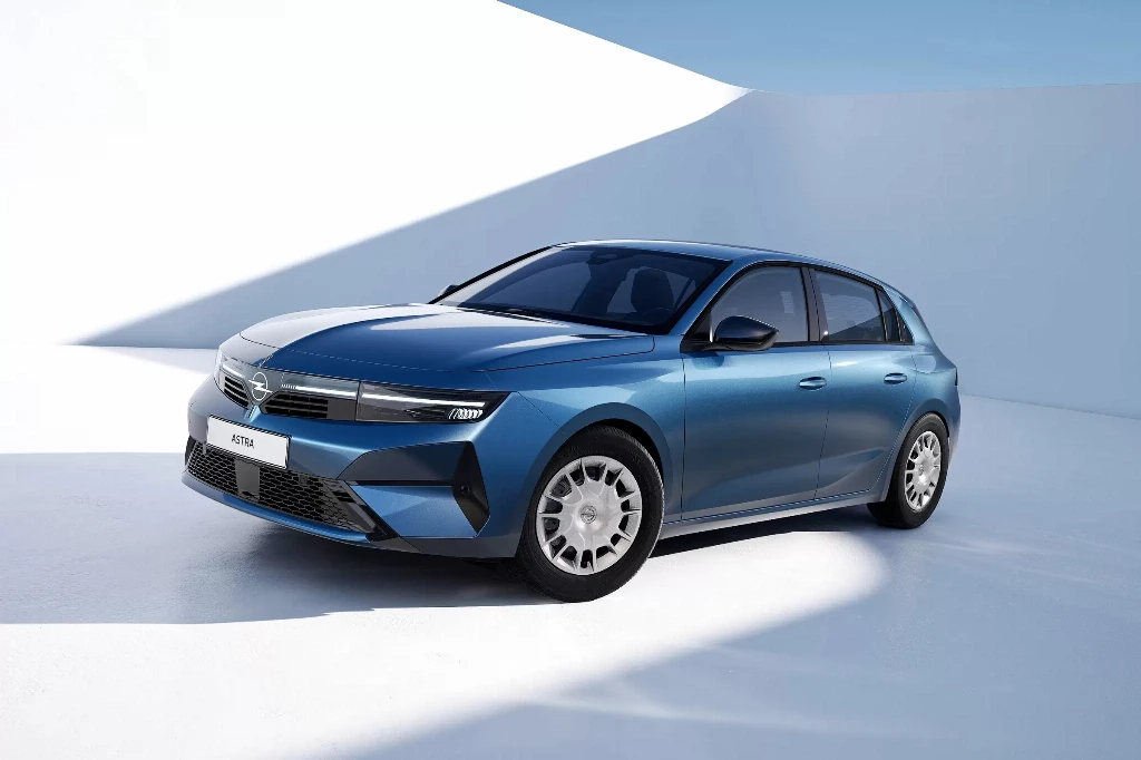 Opel перетворив хетчбек Astra на бюджетний гібрид: фото та ціни