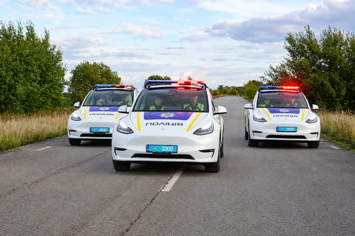 Поліція Тернопільщини отримала три електромобілі Tesla