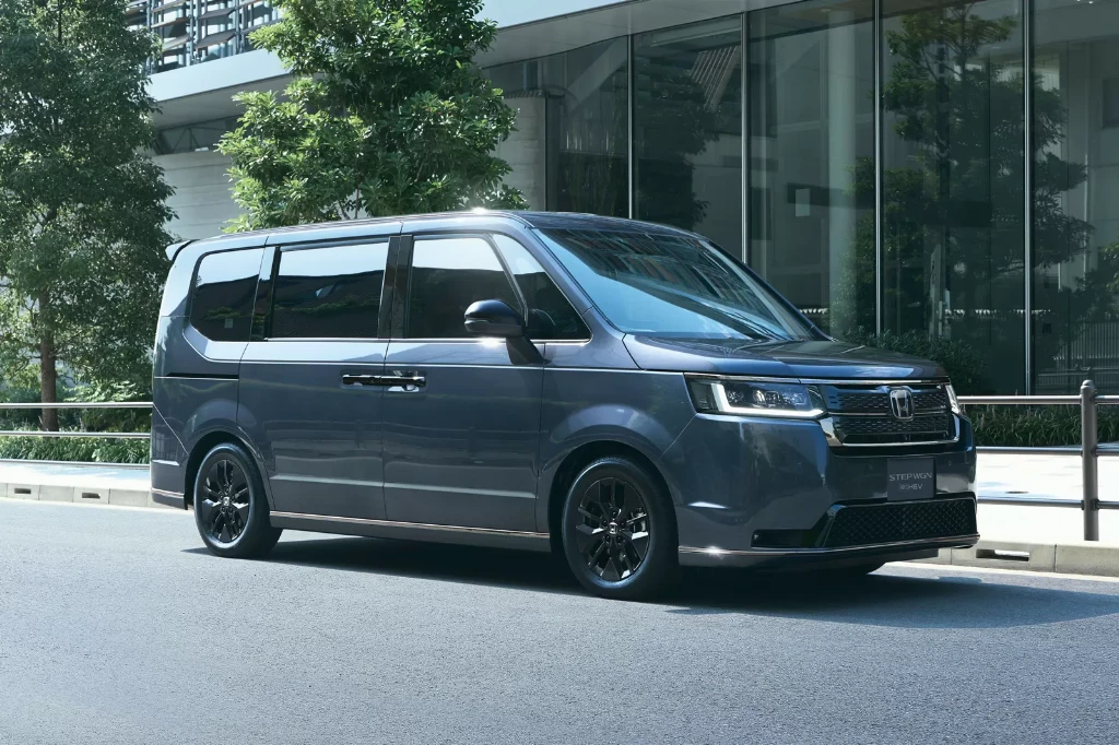 Гібридний мінівен Honda Step WGN отримав “темну” версію